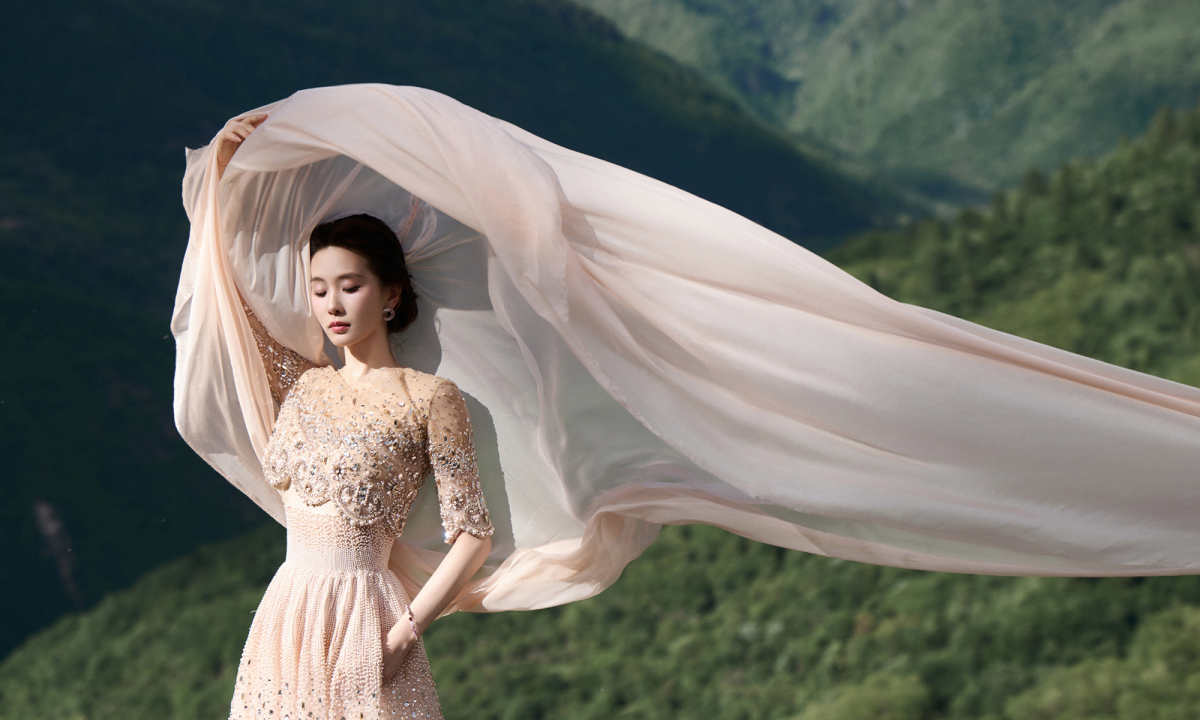 Lưu Thi Thi catwalk giữa thung lũng Cửu Trại Câu: Khoảnh khắc thanh tao giữa thiên nhiên - hình ảnh - new88-app.vip
