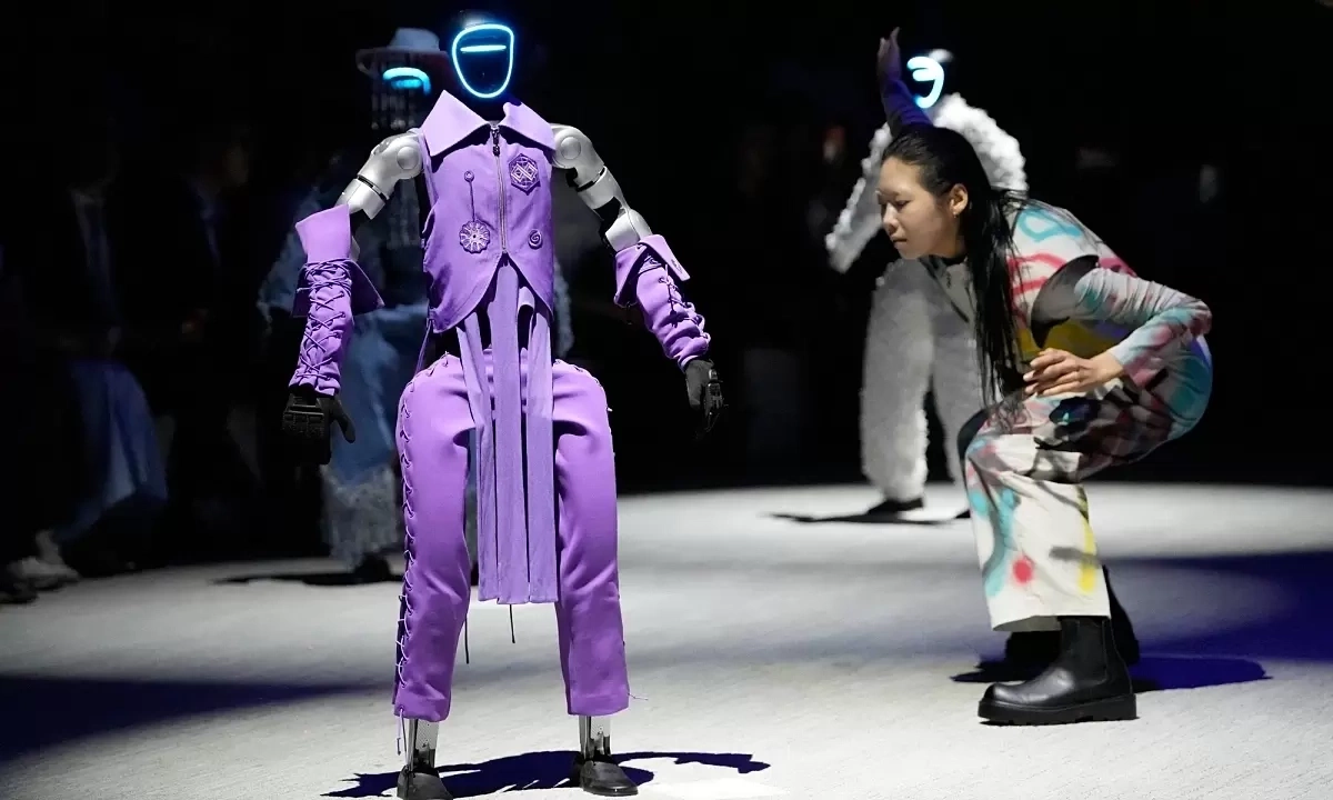 Robot đọ catwalk với người: Tương lai thời trang hay bước tiến công nghệ? - hình ảnh - new88-app.vip