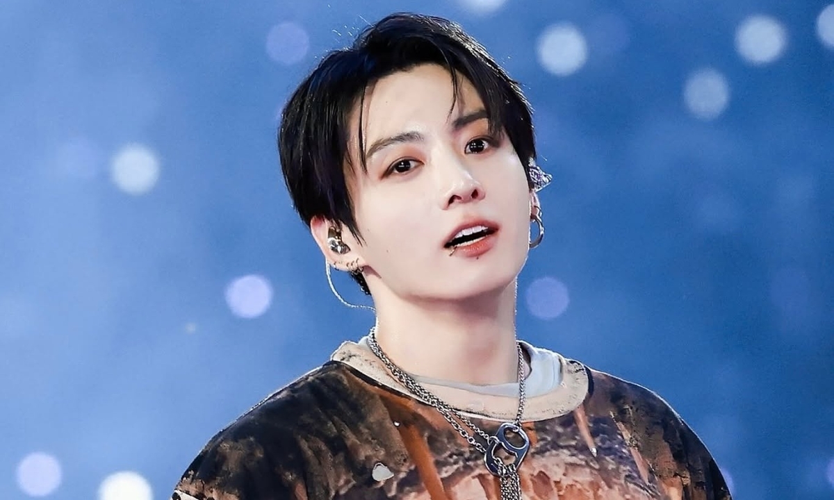 Jungkook BTS diện jeans rách của nhà thiết kế Việt trên sân khấu quốc tế - hình ảnh - new88-app.vip