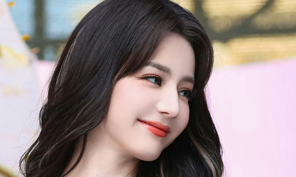 Thưởng tân thủ NEW88: Địch Lệ Nhiệt Ba ‘mọng như đào’ với váy thiết kế Việt - hình ảnh - new88-app.vip
