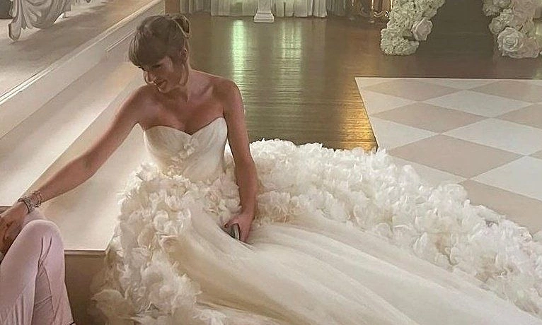 Taylor Swift diện đầm cưới Dior trong hôn lễ với Travis Kelce - hình ảnh - new88-app.vip Taylor Swift diện đầm cưới Dior trong hôn lễ với Travis Kelce - hình ảnh - new88-app.vip